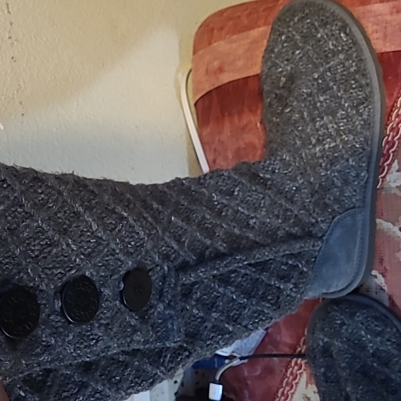 Like New: UGG lattice cardy II Grey button sweater winter boots Size 8 - Picture 6 of 12
